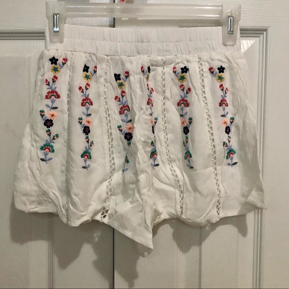 Forever 21 NWT White Short - Picture 1 of 3